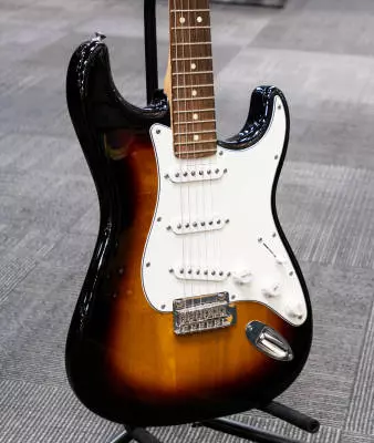 Fender - Player Stratocaster Pau Ferro - 3 Tone Sunburst